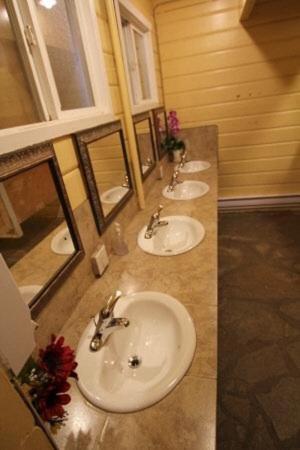 Вилла Revelstoke Campgrounds & Cabins Экстерьер фото